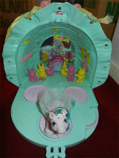Dance school bonnet
        shaped playset